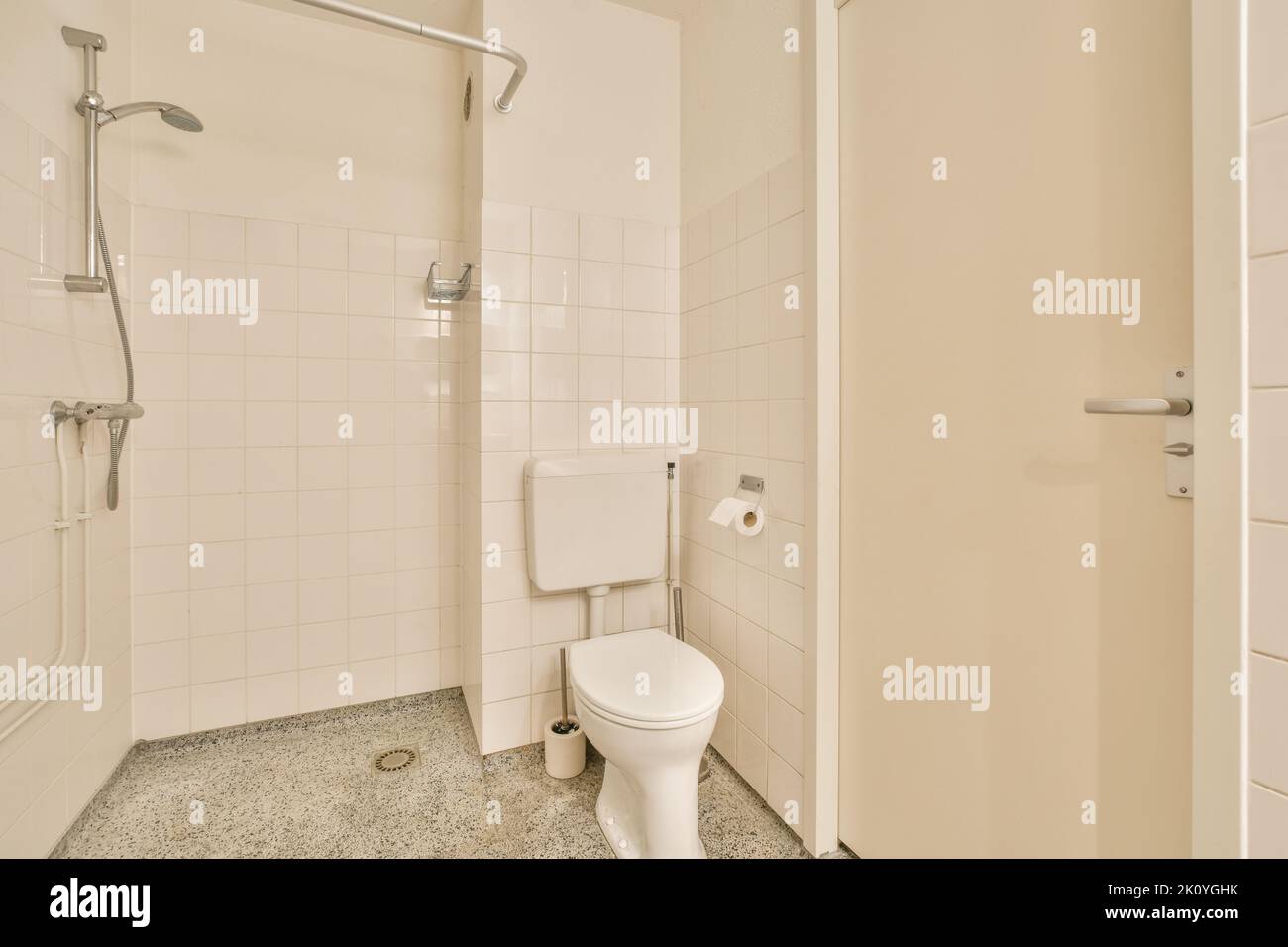 Spülen Sie Toilette und Dusche in der Nähe von Waschbecken und Waschmaschine im Waschraum zu Hause Stockfoto