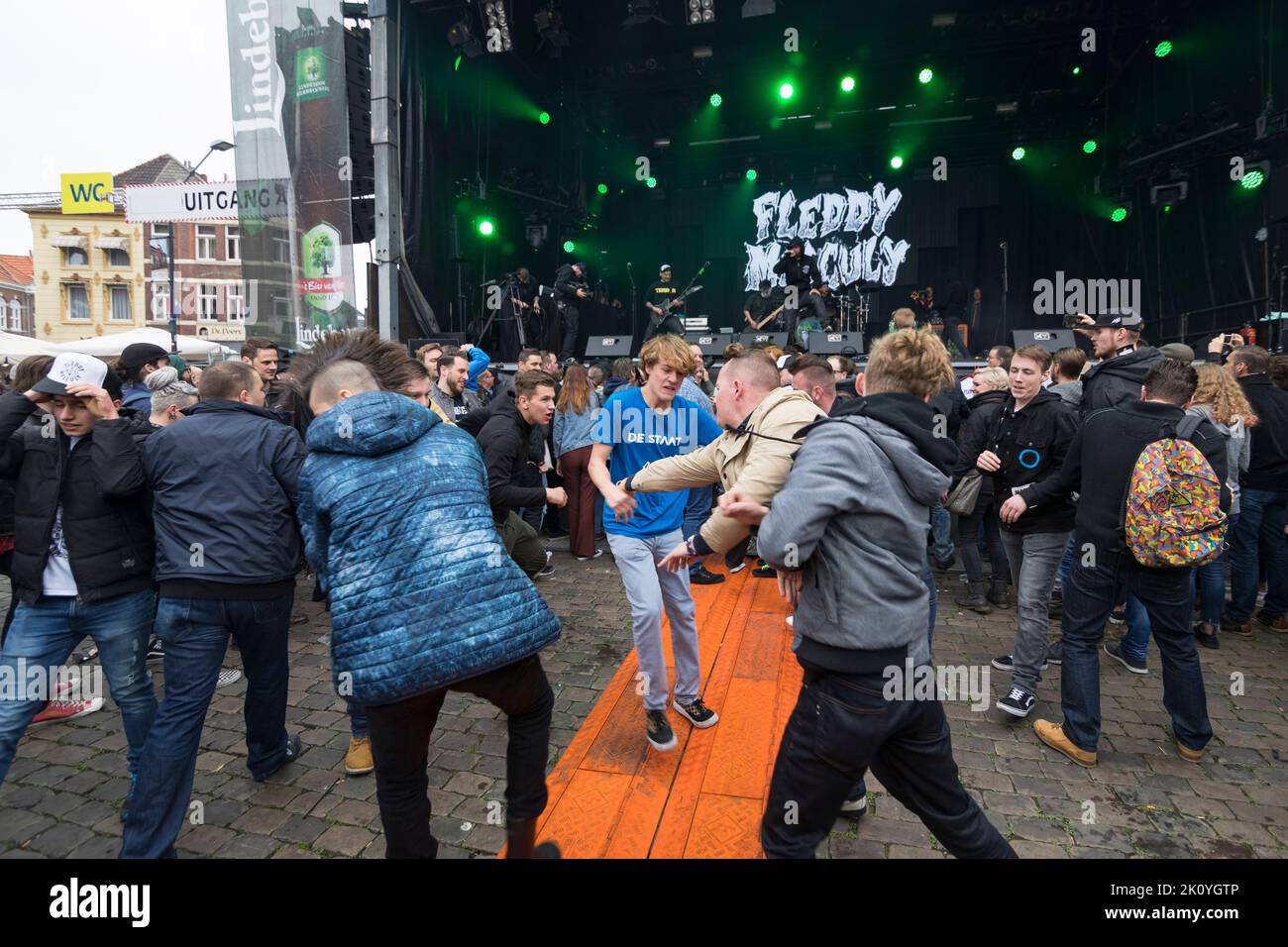 Wildes Tanzen beim Befreiungsfestival in Roermond, Niederlande Stockfoto