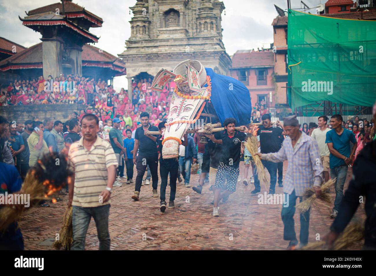 Bhaktapur, Bagmati, Nepal. 14. September 2022. Die Menschen aus Bhaktapur feiern den letzten Tag des Indra Jatra (Pulukishi) Festivals in Bhaktapur. Pulukisi, die mythische Überführung von lord Indra, gott des Regens, wird am letzten einwöchigen Indra-Jatra-Festival durch die antike Stadt Bhaktapur geführt. Indra, der gott des Regens, wird bei diesem Fest in erster Linie von den Newar-Gemeinden nach Hinduismus und Buddhismus gefeiert. Neben dem Kathmandu-Tal feiern auch Kavre und der Dolakha-Distrikt des Landes dieses Fest mit Eifer. Kredit: ZUMA Press, Inc./Alamy Live Nachrichten Stockfoto