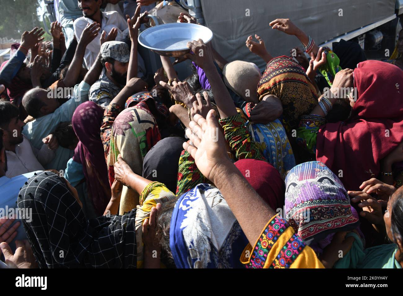 In Sehwan, Provinz Sindh, Pakistan, erhalten die von Überschwemmungen ...
