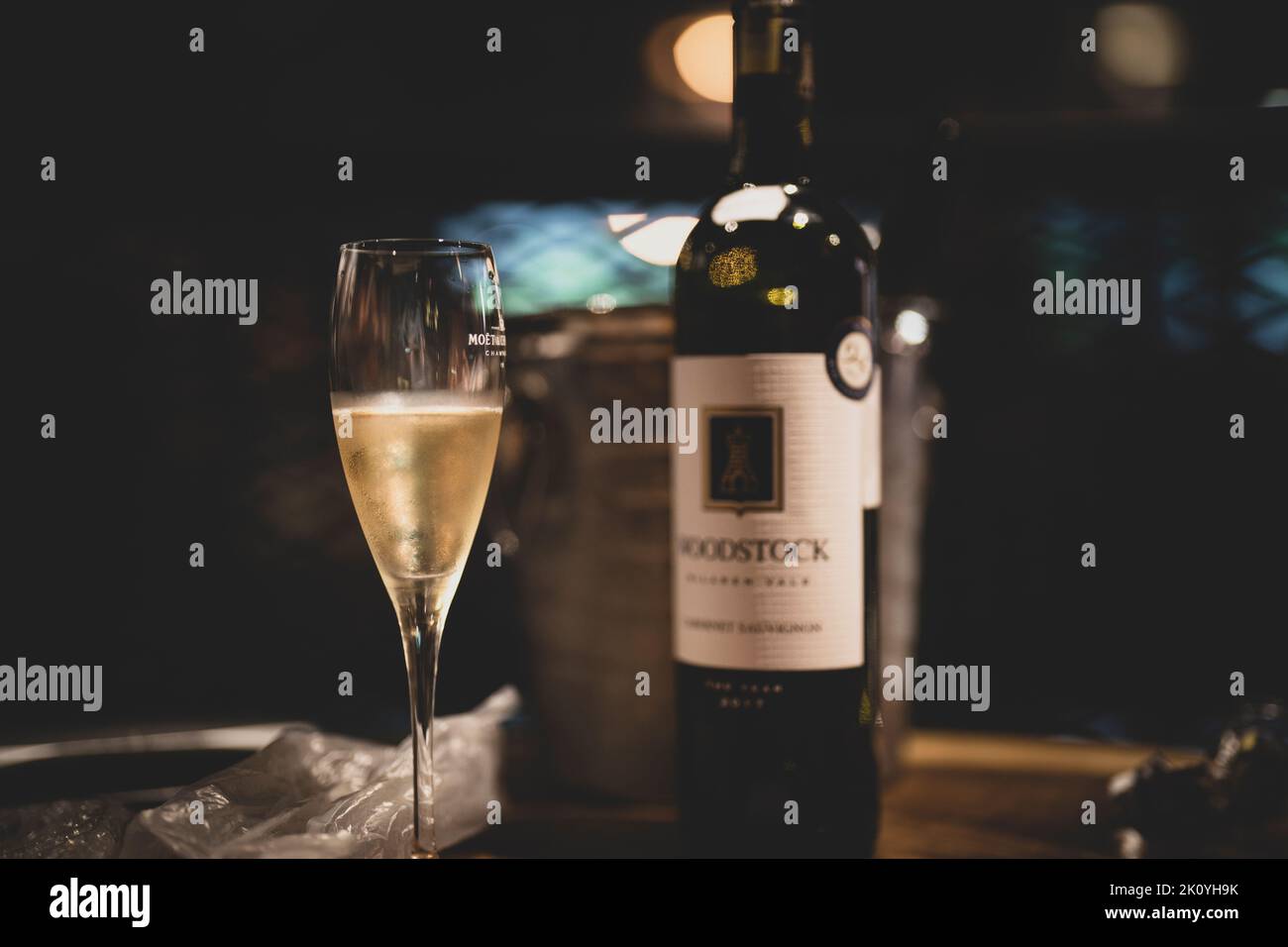 Weinglas und Weinflasche auf der Tischplatte Stockfoto