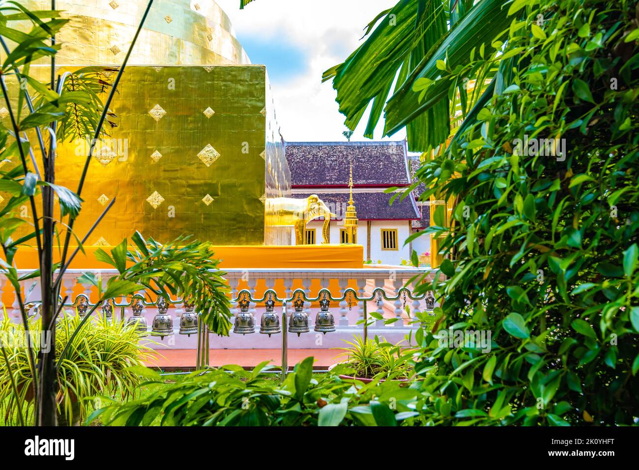 Goldene Elefantenstatue auf dem Tempel Wat Phra Singh in Chiang Mai, Thailand. Schönes buddhistisches Symbol, berühmtes Touristenziel. Uralter Abstaber Stockfoto