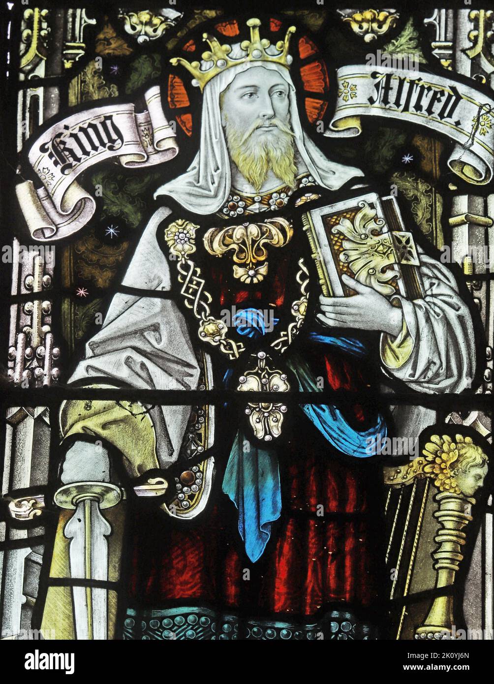 Buntglasfenster von Percy Bacon & Brothers mit Darstellung von König Alfred, Mawgan-in-Pyder, Cornwall Stockfoto
