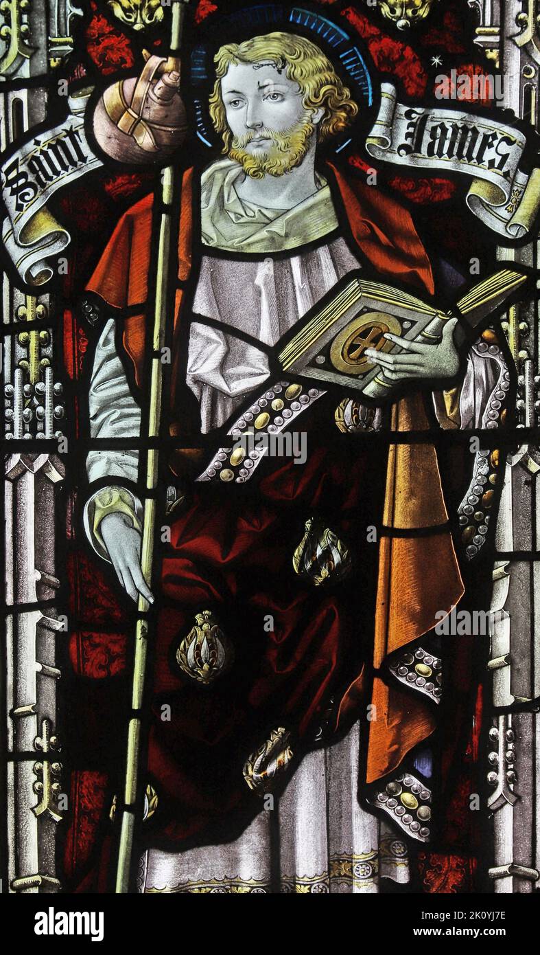 Buntglasfenster von Percy Bacon & Brothers mit St. James dem Großen, Mawgan-in-Pyder, Cornwall Stockfoto