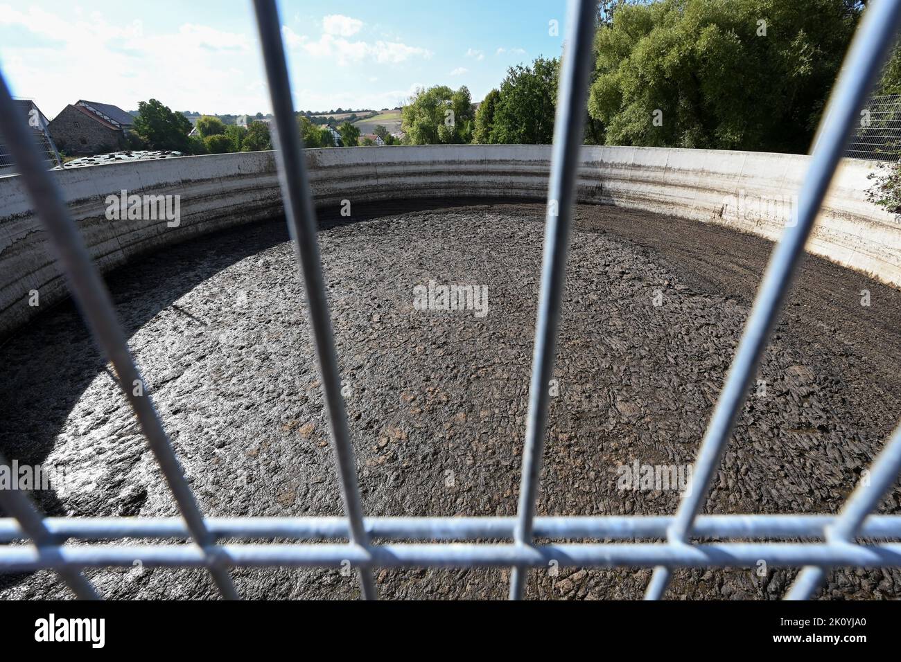 PRODUKTION - 12. September 2022, Hessen, Homberg (Efze): Blick in den Güllesammeltank des Klima-Milchhofes. Die Reduzierung der Milchproduktion um CO2 ist das Ziel einer Zusammenarbeit zwischen der Molkerei Hochwald, Nestlé Deutschland und der Hochschule Nürtingen-Geislingen (HfWU). Das Projekt auf dem Milchviehbetrieb soll drei Jahre laufen. Foto: Uwe Zucchi/dpa Stockfoto