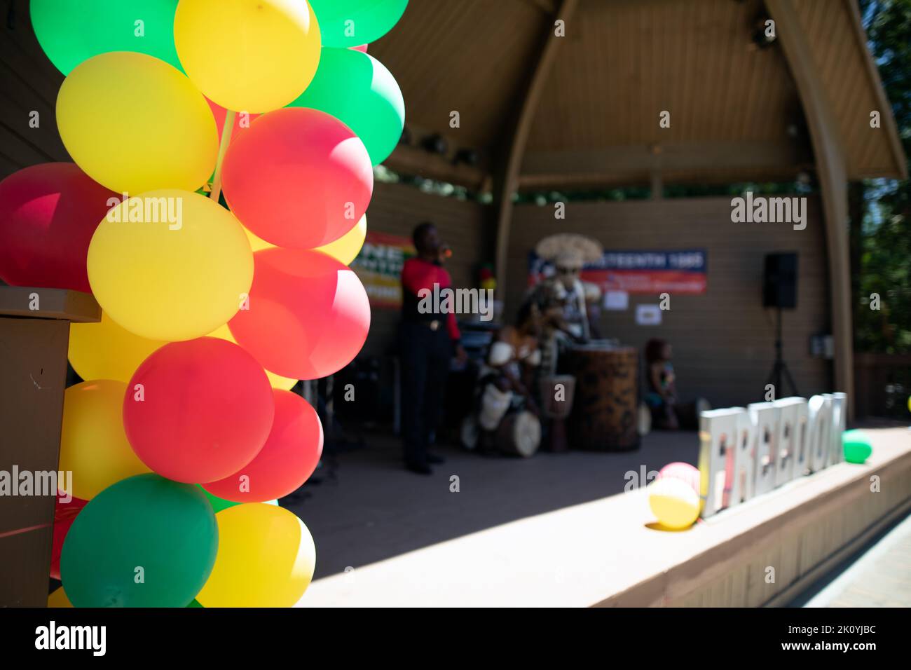 Luftballons vor einer Bühne. Stockfoto