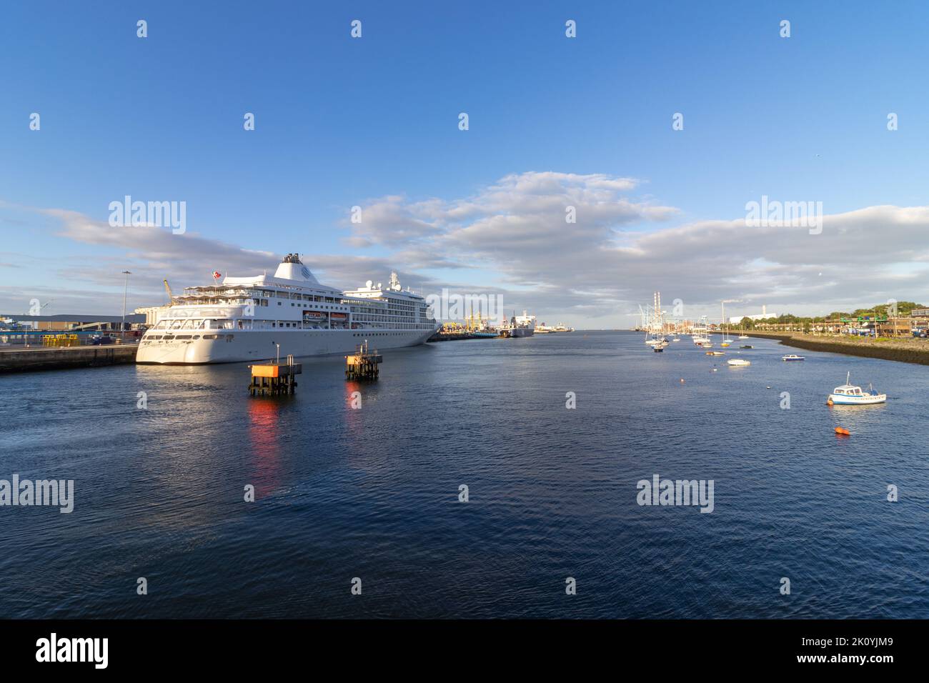 Der Kreuzfahrtdampfer Silver Whisper dockt in der Nähe des Dublin Port Terminal 3, Irland. Stockfoto