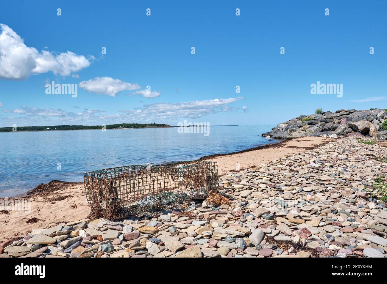 Beschädigte Hummerfalle am Big Island Beach in Nova Scotia. Stockfoto