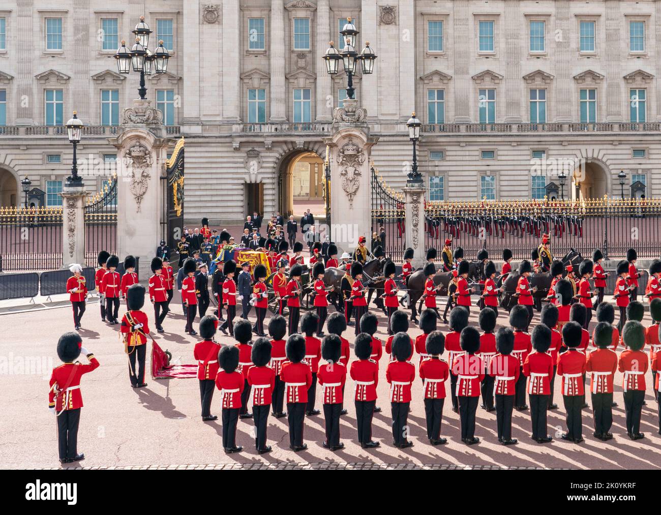 Der Prinz von Wales (links), der Herzog von Sussex und Peter Phillips, folgen während der feierlichen Prozession vom Buckingham Palace zur Westminster Hall, London, hinter dem Sarg von Königin Elizabeth II., wo er vor ihrer Beerdigung am Montag in einem Zustand liegen wird. Bilddatum: Mittwoch, 14. September 2022. Stockfoto