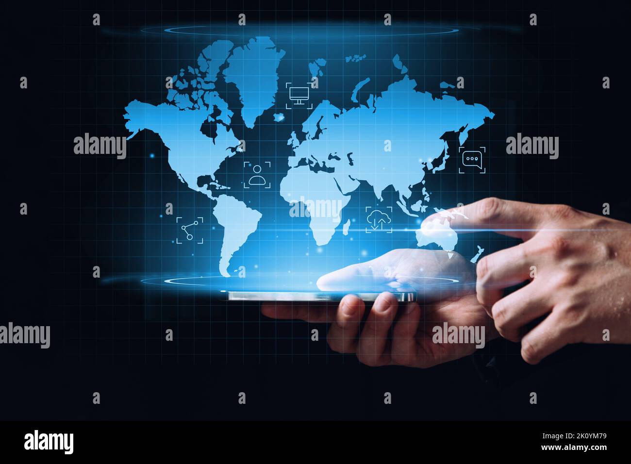 Globalisierung und das globale Netzwerk des Internets mit einer Weltkarte und Symbolen wie einem Hologramm auf einem Tablet in den Händen. Stockfoto