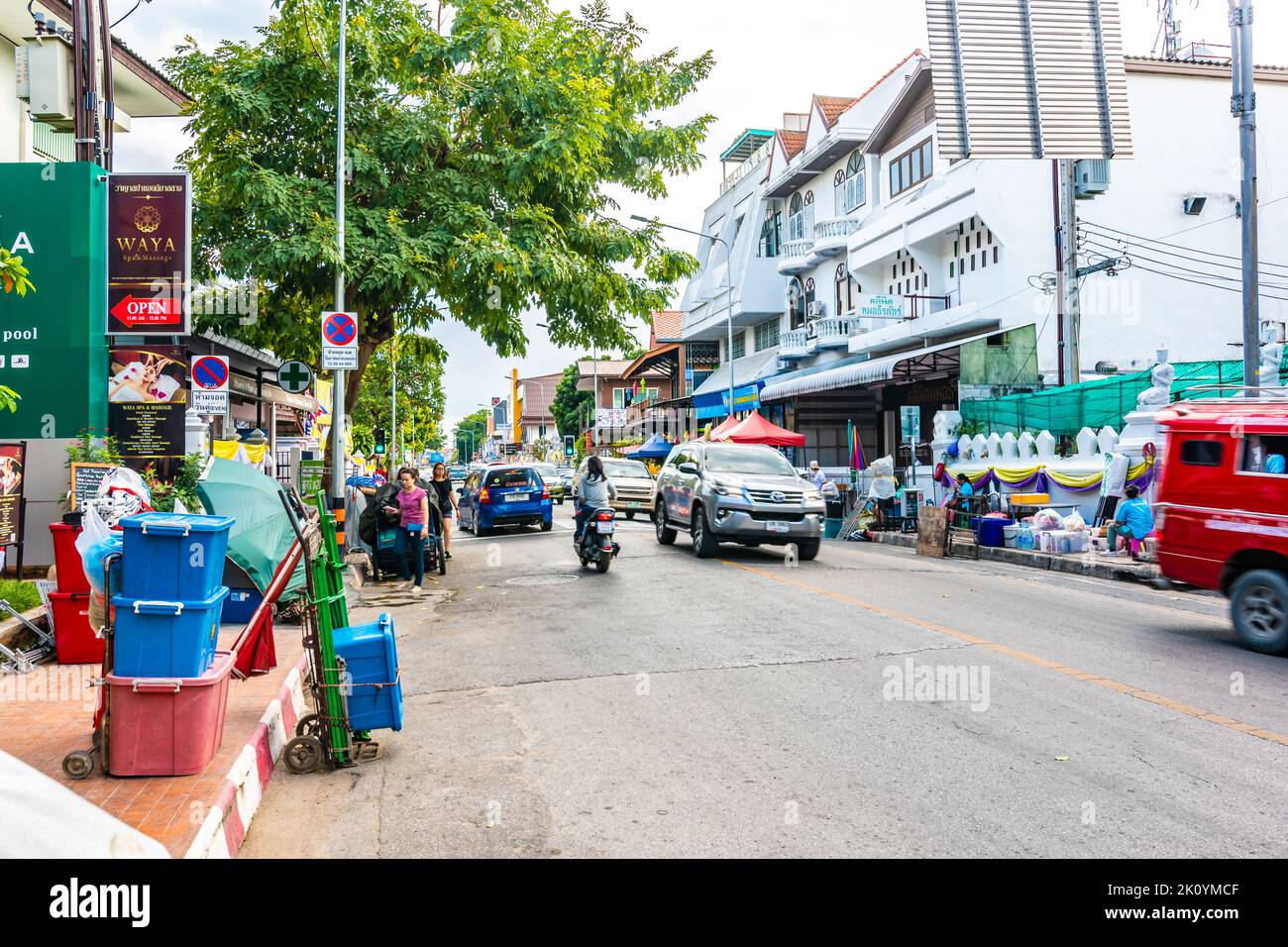 CHIANG MAI, THAILAND - 3.11.2019: Blick auf die Straße in der Stadt Chiang Mai, Thailand. Autos, Fahrräder, Tuk Tuks und mehr Fahrzeuge auf der Straße. Street Shops und s Stockfoto