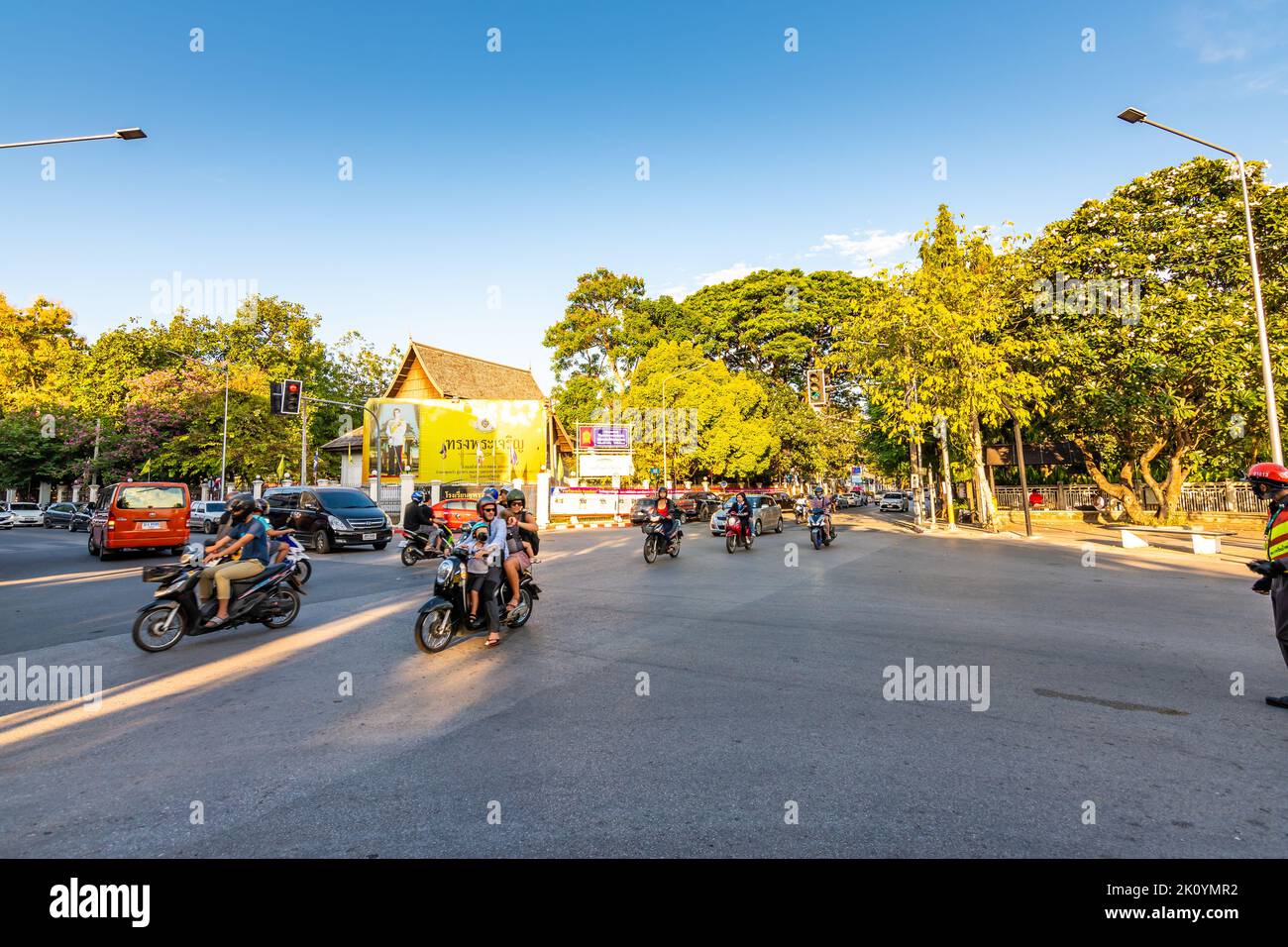 CHIANG MAI, THAILAND - 3.11.2019: Blick auf die Straße in der Stadt Chiang Mai, Thailand. Autos, Fahrräder, Tuk Tuks und mehr Fahrzeuge auf der Straße. Street Shops und s Stockfoto
