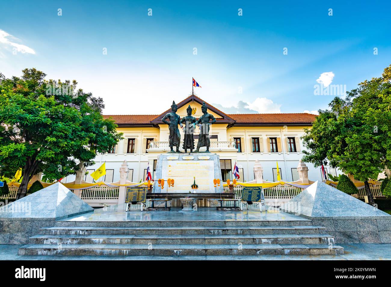 CHIANG MAI, THAILAND - 3.11.2019: Chiang Mai Rathaus mit Statue von drei Königen während des wunderschönen und magischen Sonnenuntergangs. Alte Skulptur, spirituelles thai Stockfoto