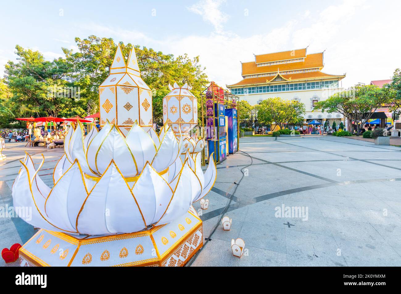 CHIANG MAI, THAILAND - 3.11.2019: Chiang Mai Rathaus mit Statue von drei Königen während des wunderschönen und magischen Sonnenuntergangs. Alte Skulptur, spirituelles thai Stockfoto