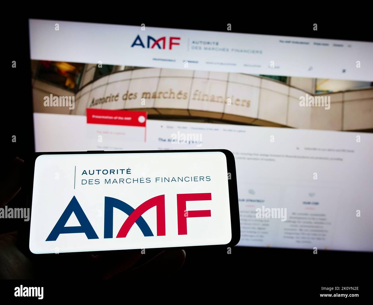 Person, die das Smartphone mit dem Logo der Regulierungsbehörde Autorite des Marken Financiers (AMF) auf dem Bildschirm vor der Website hält. Konzentrieren Sie sich auf die Telefonanzeige. Stockfoto Person, die das Smartphone mit dem Logo der Regulierungsbehörde Autorite des Marken Financiers (AMF) auf dem Bildschirm vor der Website hält. Konzentrieren Sie sich auf die Telefonanzeige. Stockfoto