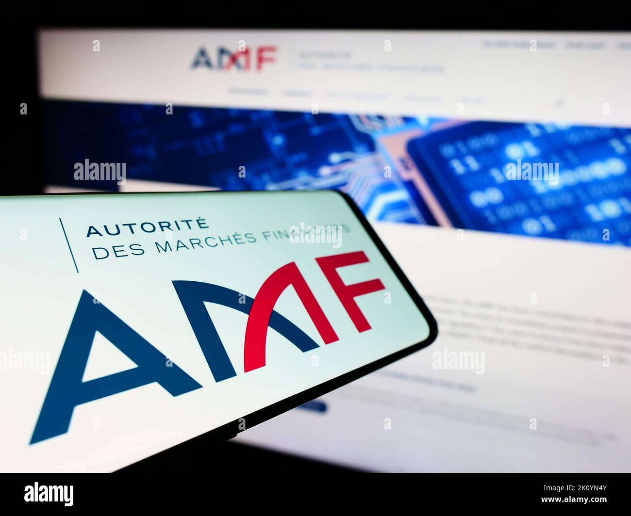 Smartphone mit Logo der französischen Regulierungsbehörde Autorite des Marken Financiers (AMF) auf dem Bildschirm vor der Website. Konzentrieren Sie sich auf die Mitte des Telefondisplays. Stockfoto Smartphone mit Logo der französischen Regulierungsbehörde Autorite des Marken Financiers (AMF) auf dem Bildschirm vor der Website. Konzentrieren Sie sich auf die Mitte des Telefondisplays. Stockfoto