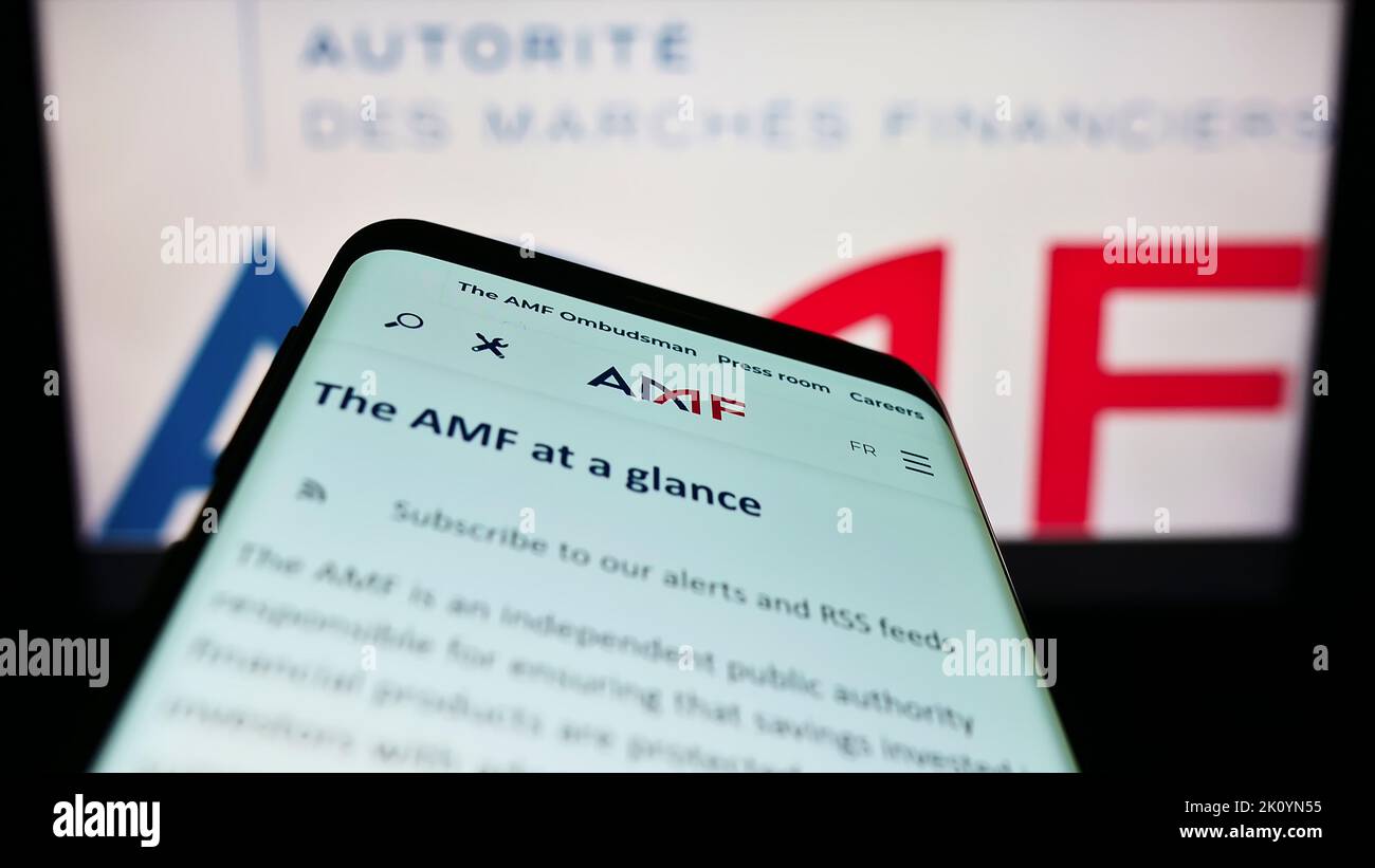 Mobiltelefon mit Website der französischen Regulierungsbehörde Autorite des Marken Financiers (AMF) auf dem Bildschirm vor dem Logo. Konzentrieren Sie sich auf die obere linke Seite des Telefondisplays. Stockfoto Mobiltelefon mit Website der französischen Regulierungsbehörde Autorite des Marken Financiers (AMF) auf dem Bildschirm vor dem Logo. Konzentrieren Sie sich auf die obere linke Seite des Telefondisplays. Stockfoto