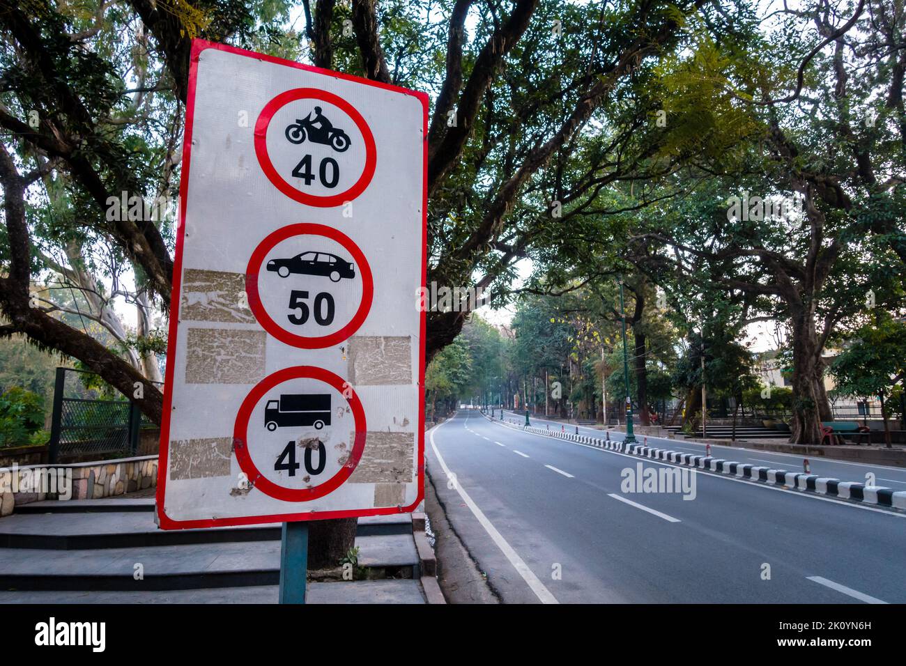 Maximum Speed Limit Schild Board für verschiedene Arten von Fahrzeug auf National Highway Rajpur Straße. Dehradun Stadt Uttarakhand, Indien. Stockfoto