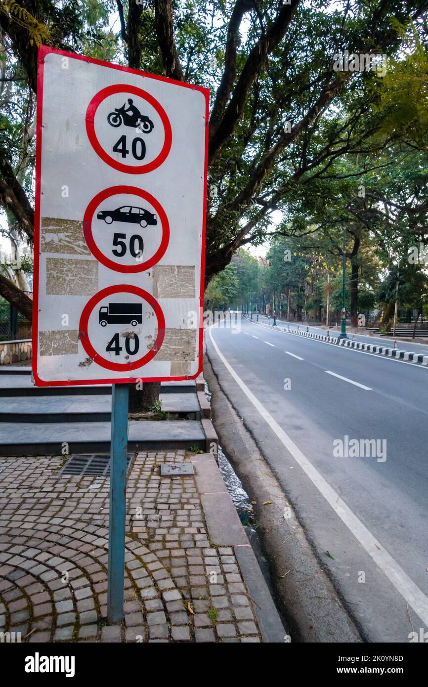 Maximum Speed Limit Schild Board für verschiedene Arten von Fahrzeug auf National Highway Rajpur Straße. Dehradun Stadt Uttarakhand, Indien. Stockfoto