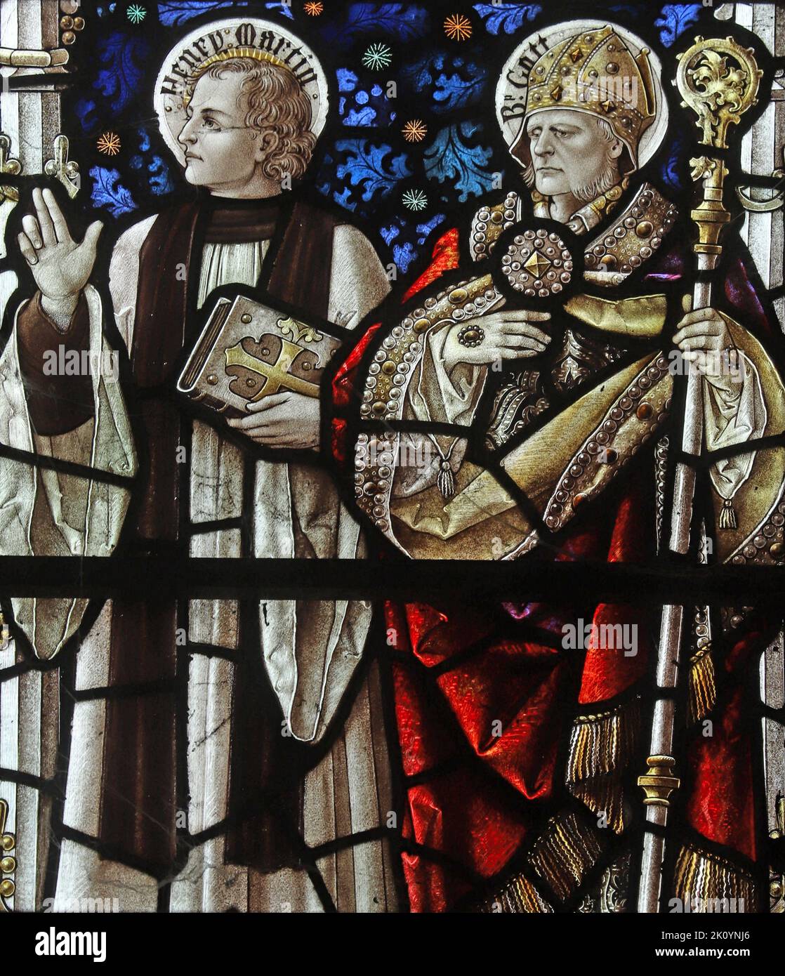Buntglasfenster von Percy Bacon mit Henry Martyn und Bischof Gott, All Hallows Church, Kea, Cornwall Stockfoto
