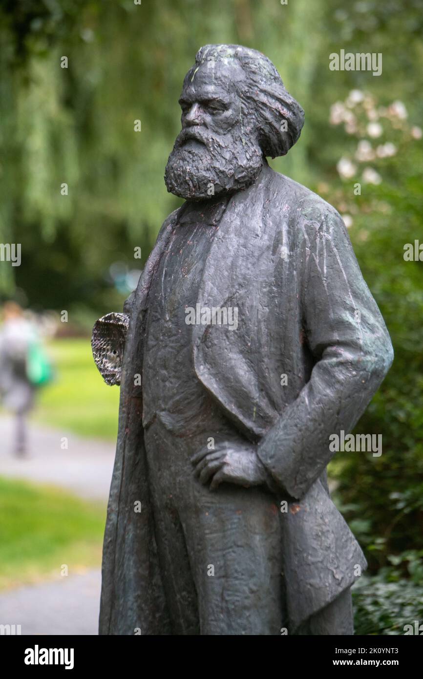 14. September 2022, Mecklenburg-Vorpommern, Neubrandenburg: Das Denkmal des Philosophen Karl Marx steht ohne rechten Unterarm an seinem Platz in einem Park. Unbekannte hatten die 2,20-Meter-Statue im Februar 2022 beschädigt und den Arm abgenommen. Die Statue, eine Auftragsarbeit des Berliner Bildhauers Thieme aus dem Jahr 1969. 33 Jahre nach dem Mauerfall diskutieren Experten in Neubrandenburg über einen differenzierteren Umgang mit DDR-Kunst. Dazu gehören auch Debatten über Denkmäler von Marx, Lenin und revolutionären Matrosen. Die Konferenz dauert drei Tage und soll Orientierung bieten für Stockfoto