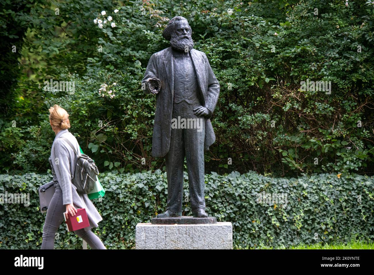 14. September 2022, Mecklenburg-Vorpommern, Neubrandenburg: Das Denkmal des Philosophen Karl Marx steht ohne rechten Unterarm an seinem Platz in einem Park. Unbekannte hatten die 2,20-Meter-Statue im Februar 2022 beschädigt und den Arm abgenommen. Die Statue, eine Auftragsarbeit des Berliner Bildhauers Thieme aus dem Jahr 1969. 33 Jahre nach dem Mauerfall diskutieren Experten in Neubrandenburg über einen differenzierteren Umgang mit DDR-Kunst. Dazu gehören auch Debatten über Denkmäler von Marx, Lenin und revolutionären Matrosen. Die Konferenz dauert drei Tage und soll Orientierung bieten für Stockfoto