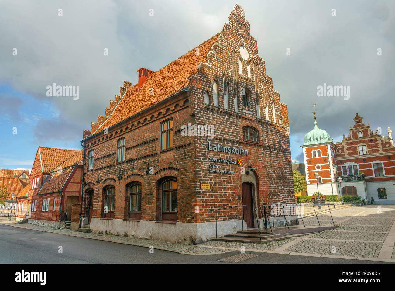 Ystad, Schweden 13 Sep, 2022: Älteres Ziegelgebäude mit mehreren verschiedenen Bewohnern Stockfoto
