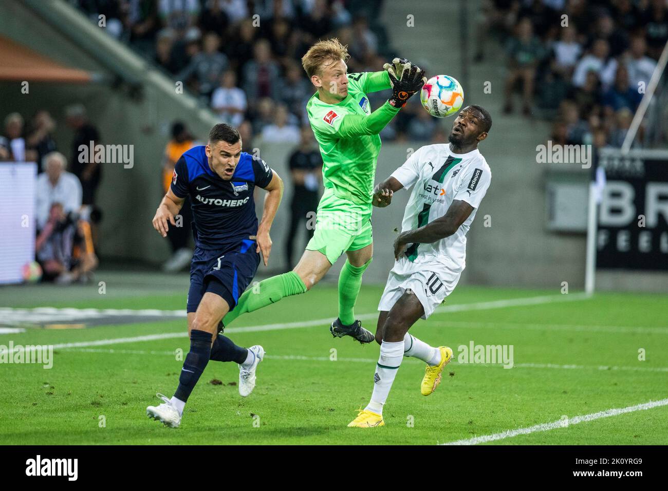 Mönchengladbach, Borussia-Park, 19.08.22: Torwart Oliver Christensen (Berlin) (M) gegen Marcus Thuram (Gladbach) beim 1. Bundesliga Spiel Borussia Mön Stockfoto