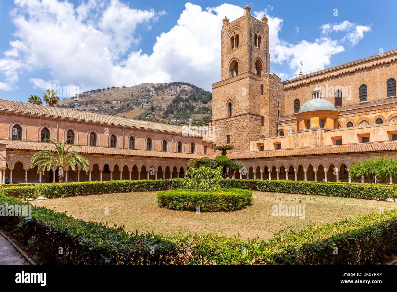 Monreale, Italien - 8. Juli 2020: Kreuzgang der Kathedrale von Monreale (chiostro del duomo di Monreale), Sizilien, Italien Stockfoto