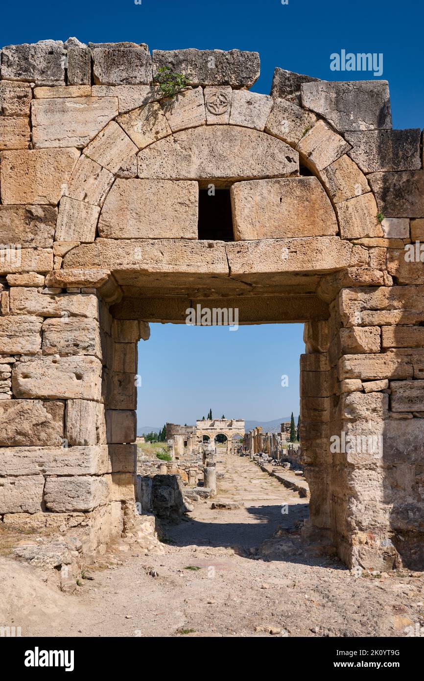 Byzantinisches Tor in der griechischen archäologischen Stätte Hierapolis Pamukkale, Pamukkale, Denizli, Türkei Stockfoto