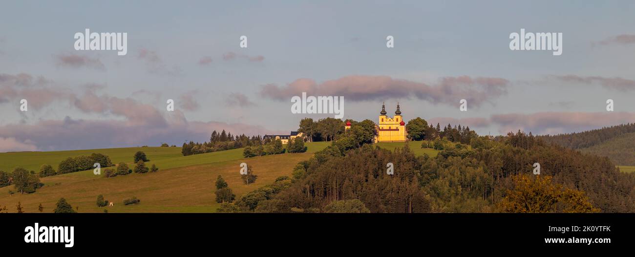 Kloster des Berges der Gottesmutter und Kirche Mariä Himmelfahrt, Kraliky, Tschechische Republik Stockfoto