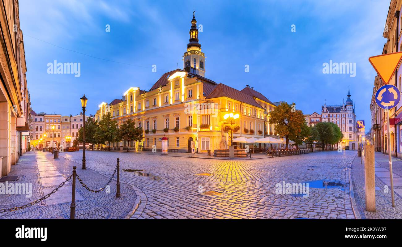 Marktplatz während der morgendlichen blauen Stunde in der Altstadt von Swidnica, Schlesien, Polen. Stockfoto