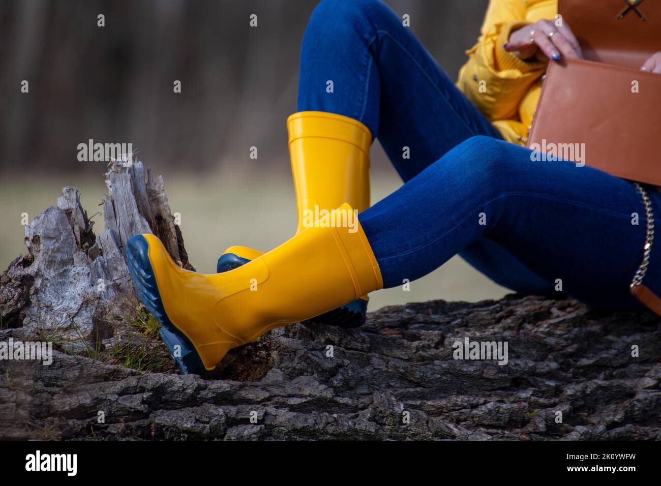 Frau mit gelben Gummistiefel (Model released) Stockfoto