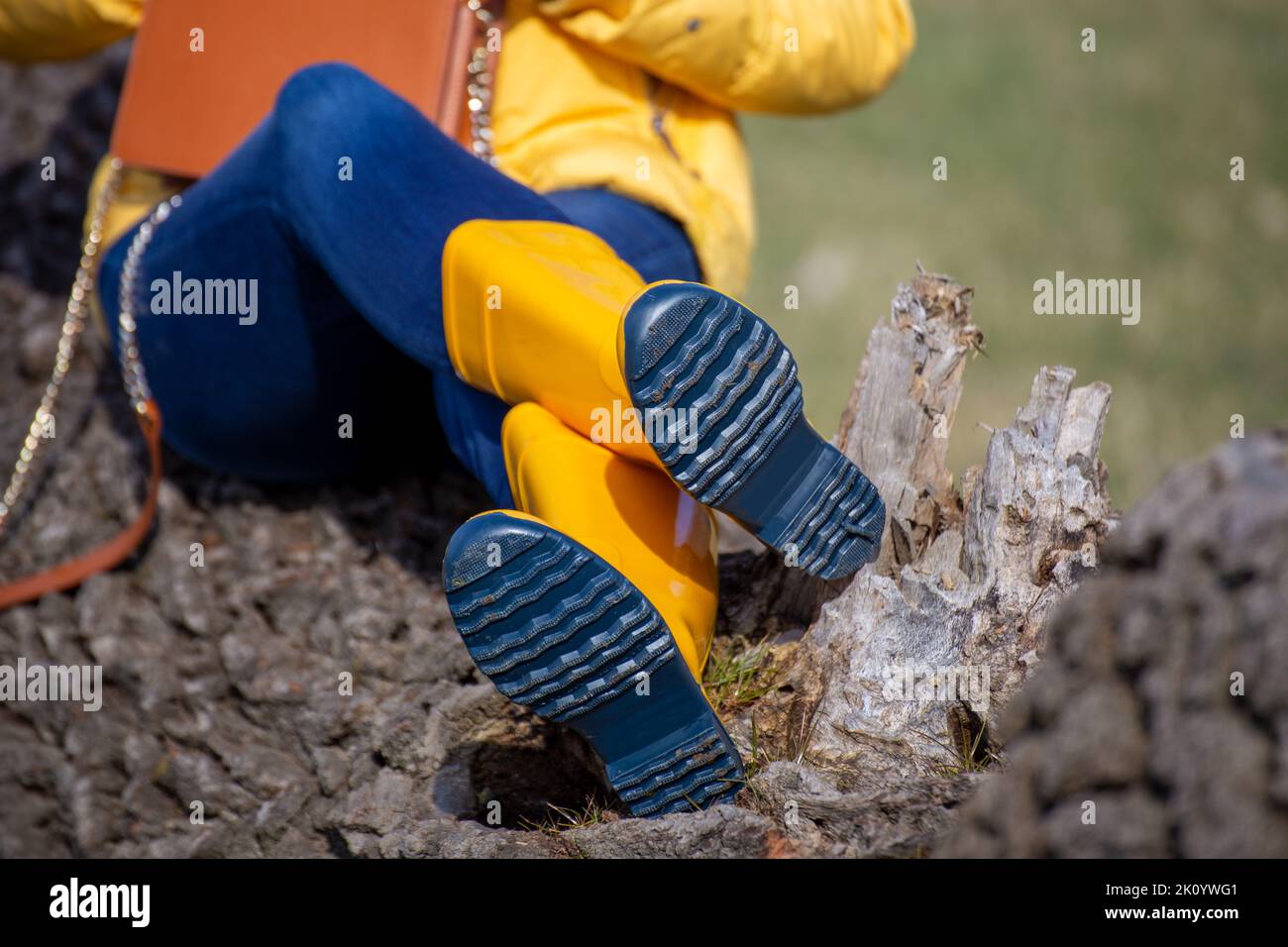 Frau mit gelben Gummistiefeln (Modell freigegeben) Stockfoto
