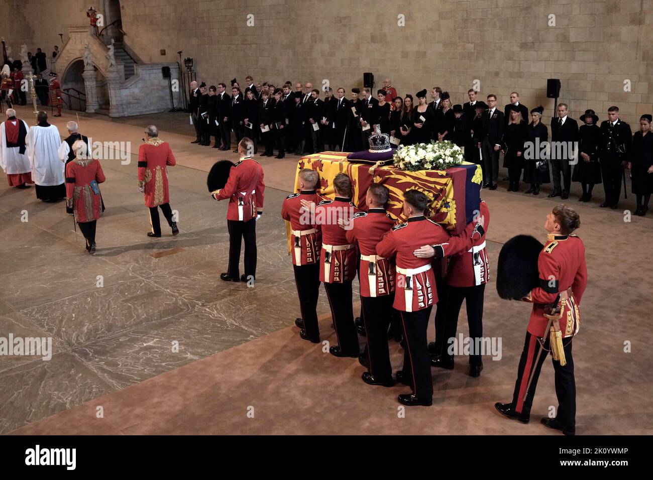 Die Trägerin trägt den Sarg von Königin Elizabeth II. In die Westminster Hall, London, wo er vor ihrer Beerdigung am Montag in einem Zustand liegen wird. Bilddatum: Mittwoch, 14. September 2022. Stockfoto