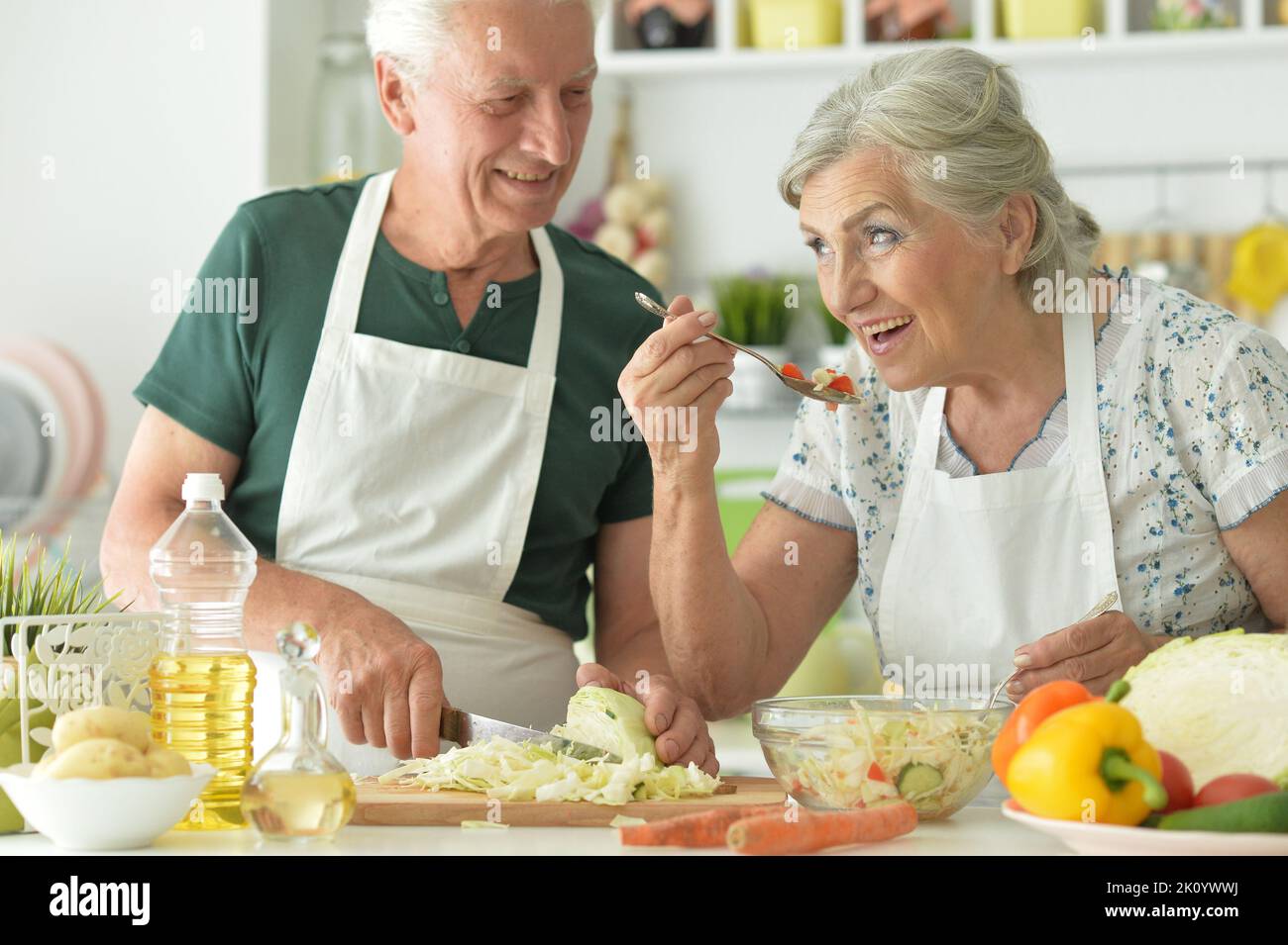 Schönes älteres Paar, das Salat in der Küche zubereitet Stockfoto
