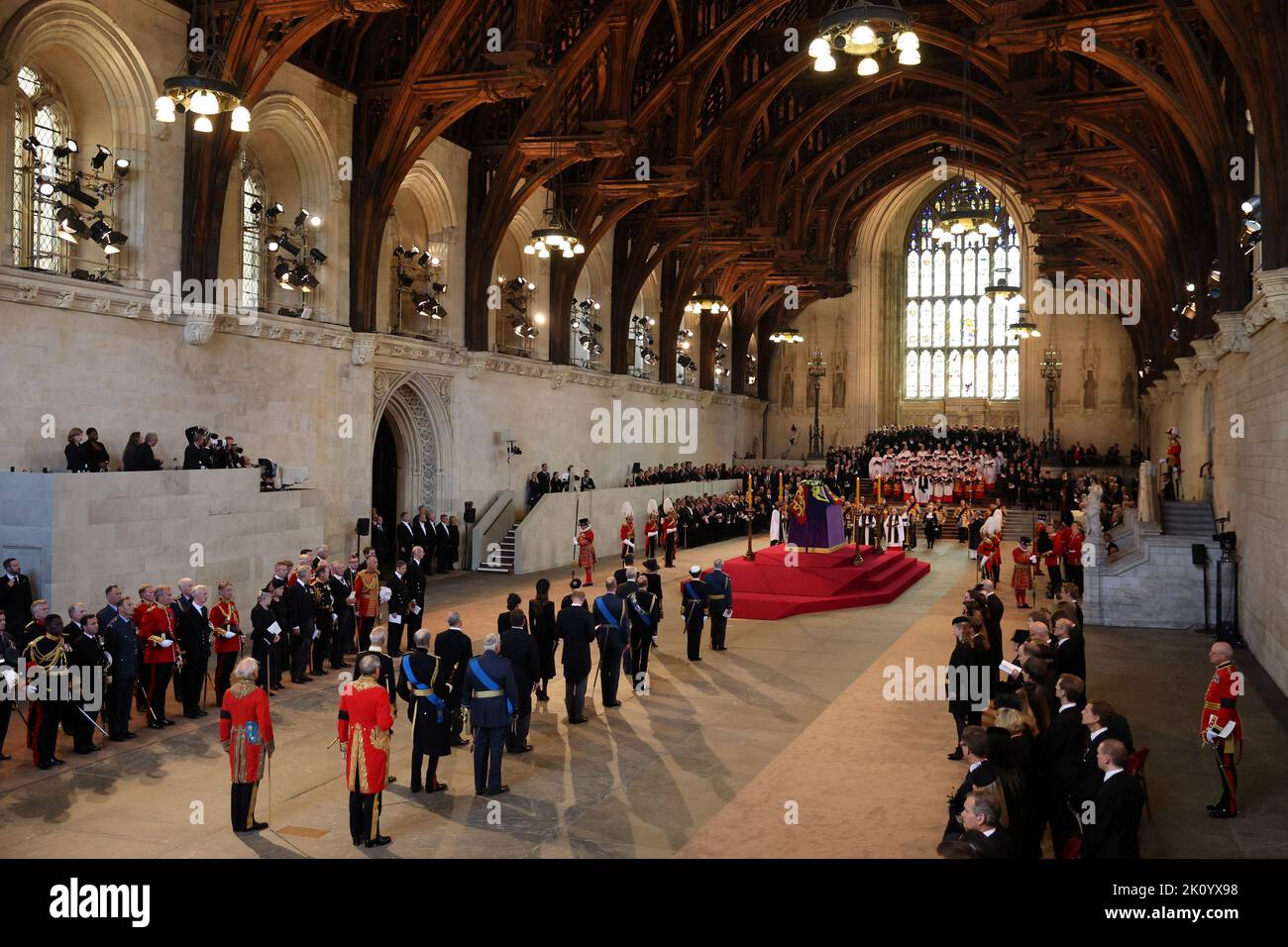 Mitglieder der königlichen Familie stehen hinter dem Sarg von Königin Elizabeth II. In der Westminster Hall, London, wo er vor ihrer Beerdigung am Montag in einem Zustand liegen wird. Bilddatum: Mittwoch, 14. September 2022. Stockfoto