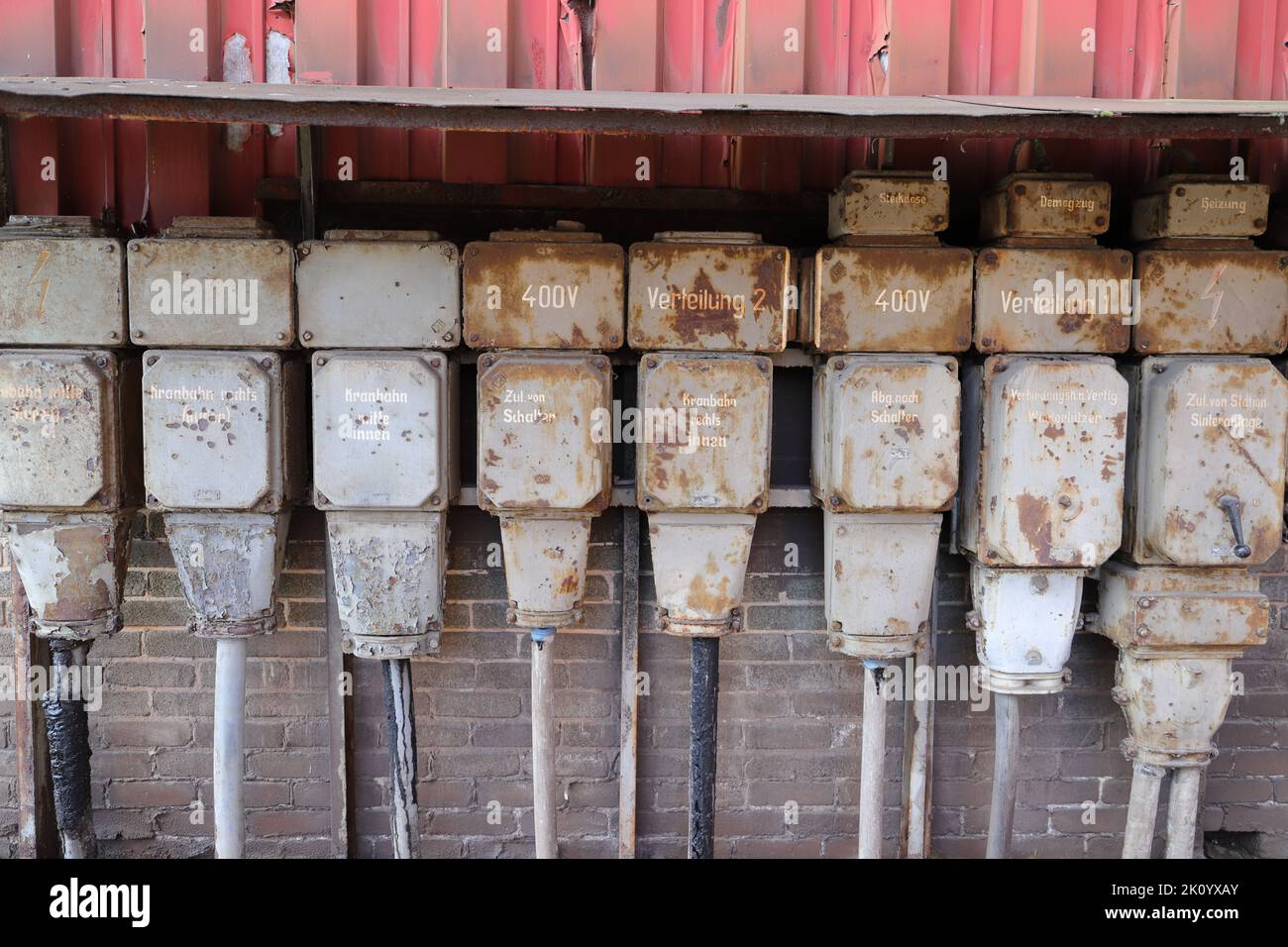 Eine alte Elektroverteilungsplatine an einem Industriedenkmal Stockfoto