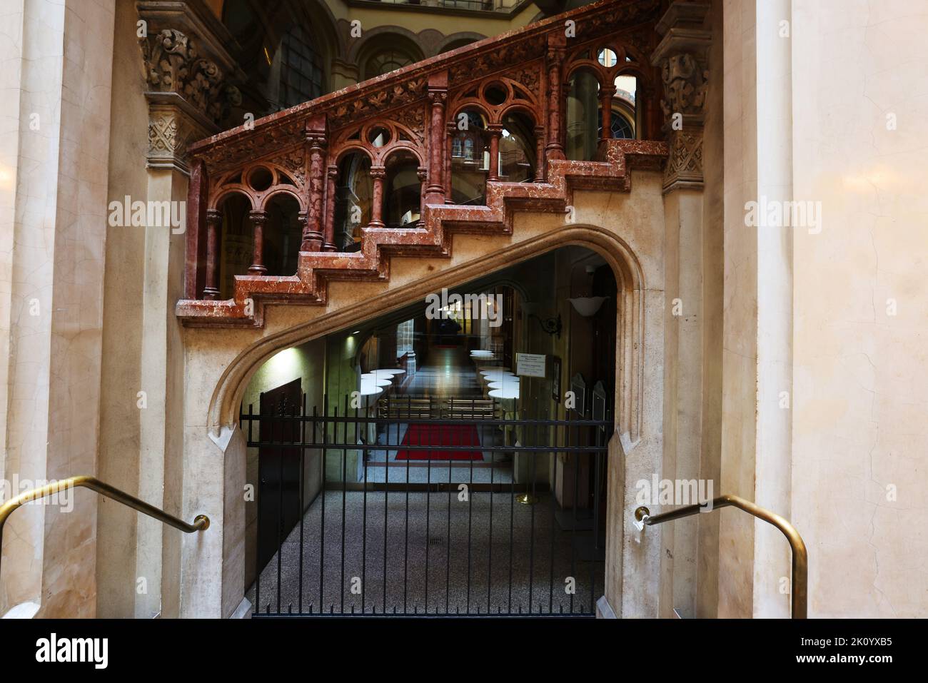 Kaffee, Cafe Central, Wien, im historischen Ambiente eines Wiener Cafehauses einen Viaker oder Schwarzen geniessen und in Gedanken schwelgen Stockfoto