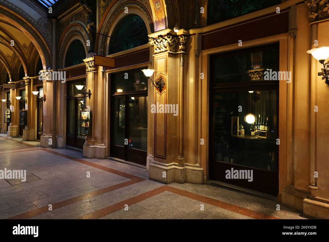 Palais Ferstel, Cafe Central, Wien, im historischen Ambiente eines Wiener Cafehauses einen Viaker oder Schwarzen geniessen und in Gedanken schwelgen Stockfoto