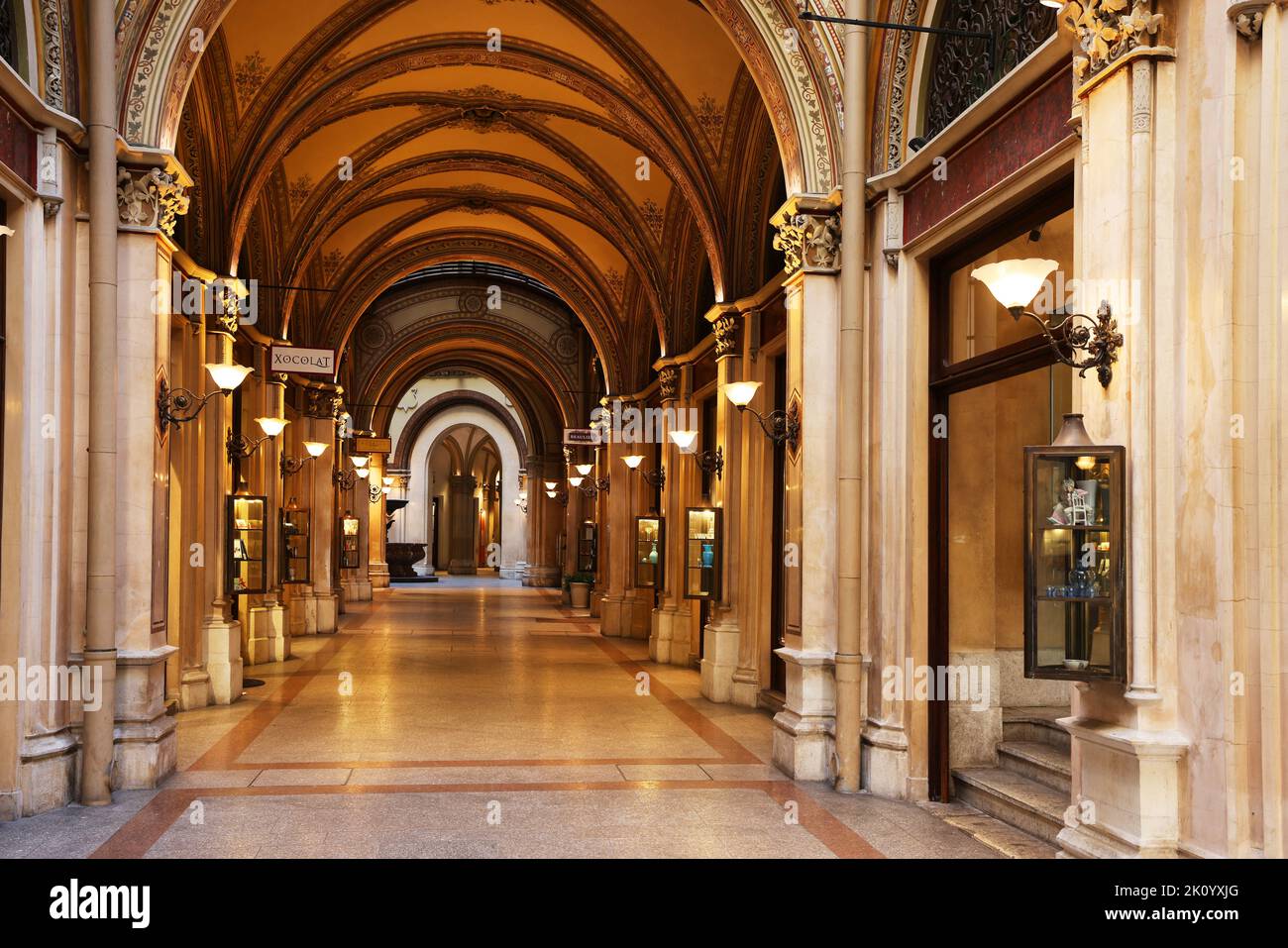 Palais Ferstel, Cafe Central, Wien, im historischen Ambiente eines Wiener Cafehauses einen Viaker oder Schwarzen geniessen und in Gedanken schwelgen Stockfoto