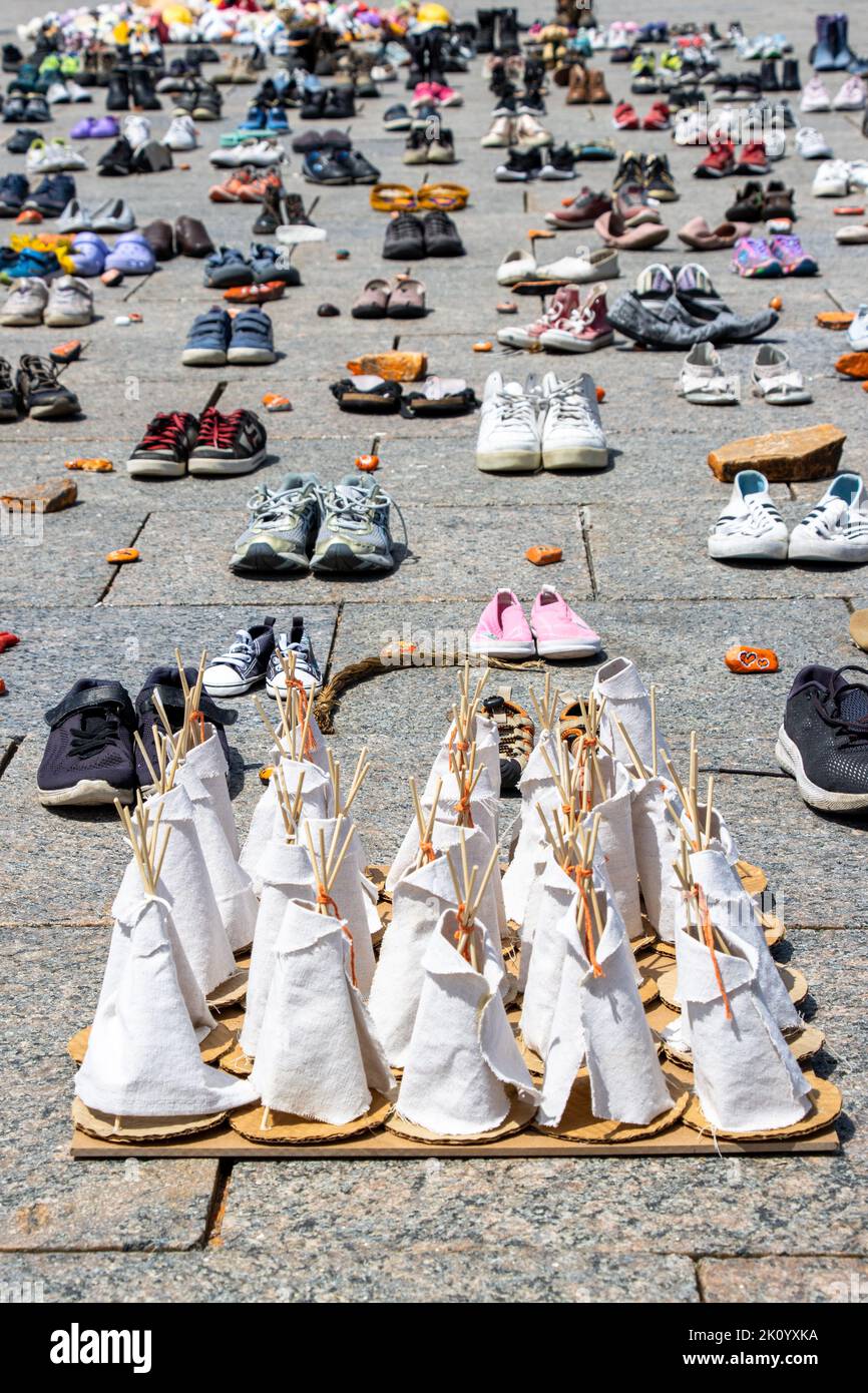 Jedes Kind zählt. Viele Kinder tragen Schuhe auf dem Ottawa Parliament Hill, um an den Tod von Ureinwohnern zu erinnern. Juli 2021 Stockfoto