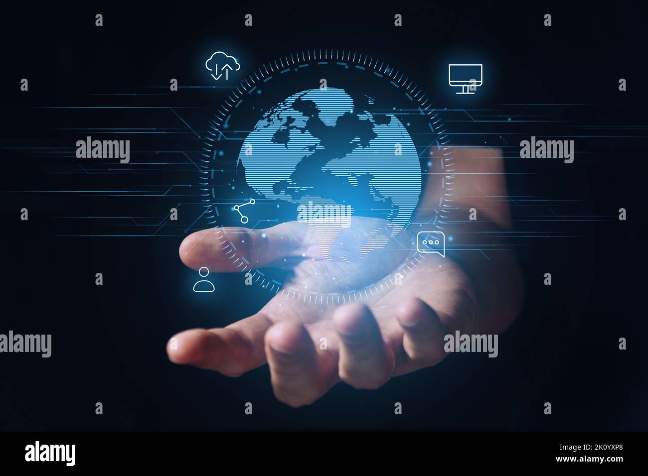 Globalisierung und das globale Netzwerk des Internets mit einer Weltkarte und Ikonen wie ein Hologramm an den Händen. Stockfoto