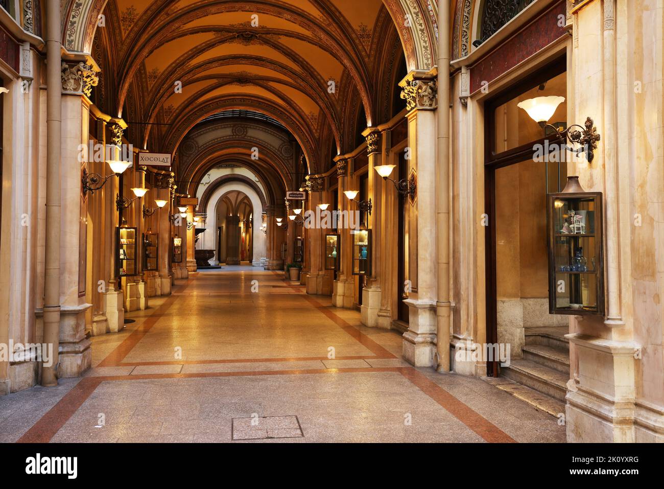 Palais Ferstel, Cafe Central, Wien, im historischen Ambiente eines Wiener Cafehauses einen Viaker oder Schwarzen geniessen und in Gedanken schwelgen Stockfoto