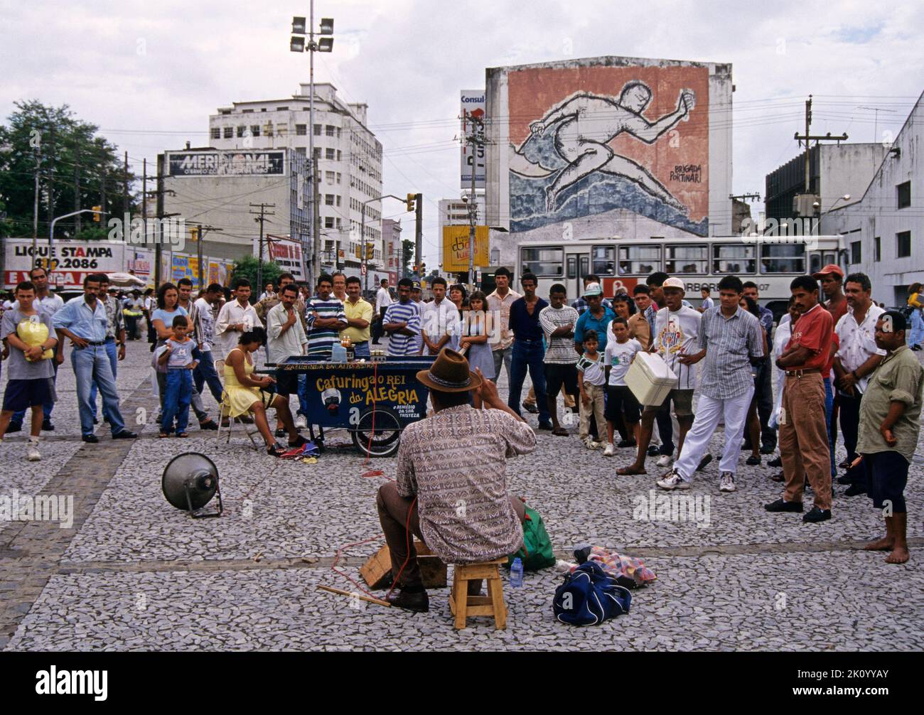 Straßenkünstler unterhalten Menschen auf einem alten Stadtplatz - Recife, Pernambuco, Brasilien Stockfoto