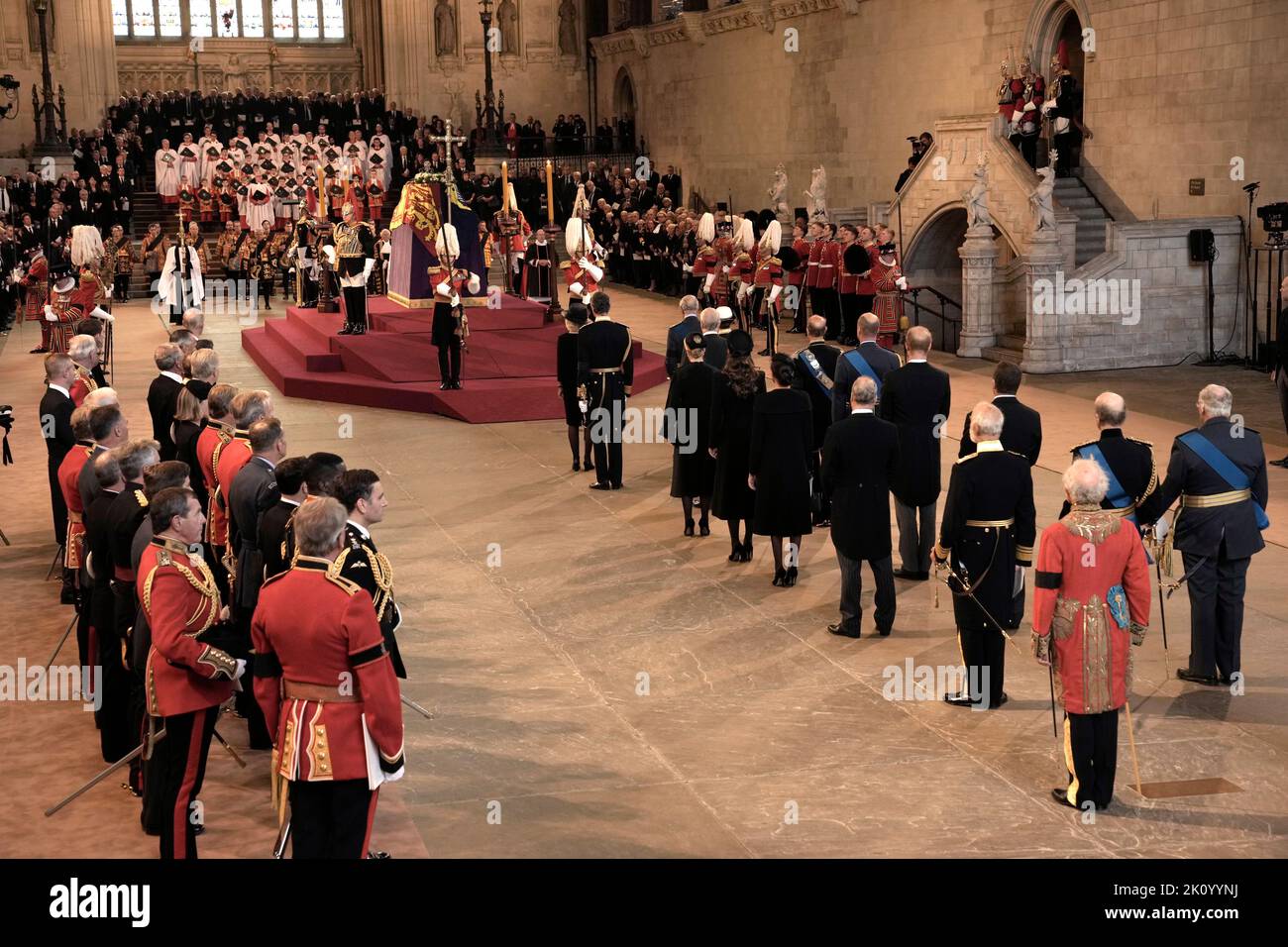 Der Sarg von Königin Elizabeth II., drapiert im Royal Standard mit der Imperial State Crown auf der Oberseite, liegt auf der Katafalque in Westminster Hall, London, wo er vor ihrer Beerdigung am Montag in einem Zustand liegen wird. Bilddatum: Mittwoch, 14. September 2022. Stockfoto