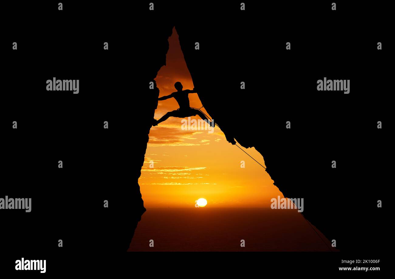 Berg, Sonnenuntergang und Wandern mit der Silhouette eines Mannes, der eine Klippe oder einen Felsen in der Natur klettert. Sonne, Horizont und Himmel mit einem Kletterer draußen für Stockfoto