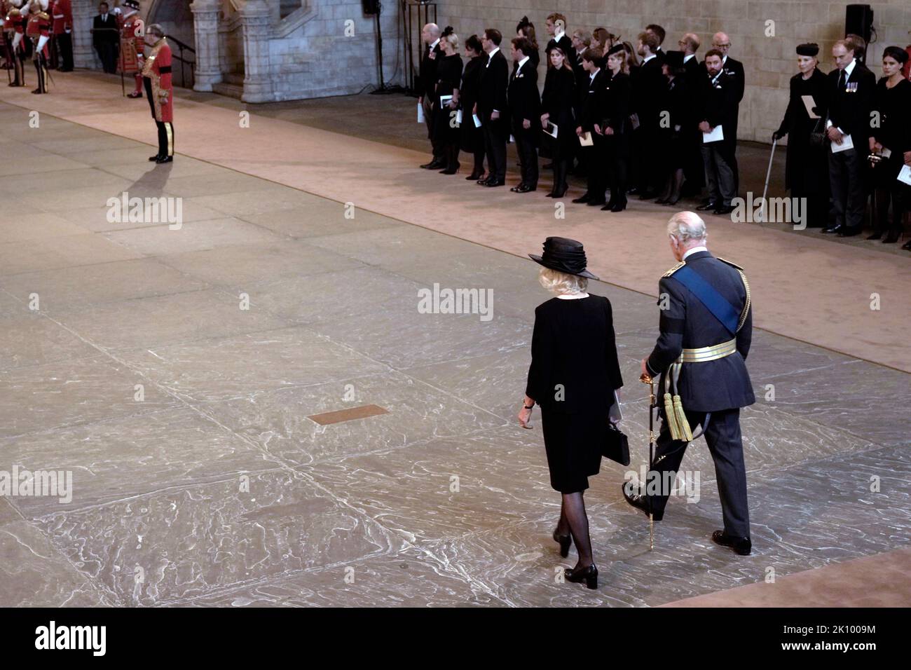 König Karl III. Und der Queen Consort kommen in der Westminster Hall in London an, wo Königin Elizabeth II. Vier volle Tage lang vor ihrer Beerdigung am Montag im Staat liegen wird. Bilddatum: Mittwoch, 14. September 2022. Stockfoto