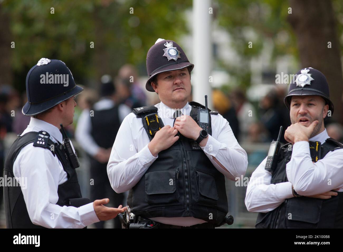 London, Großbritannien, 14. September 2022: Der Sarg der Königin wird vom Buckingham Palace zur Westminster Hall gebracht. Der Sarg wurde auf einem Waffenwagen getragen, der von Palastwächtern mit Bärenfellmützen umgeben war, gefolgt von König Charles und älteren Mitgliedern der königlichen Familie. Menschenmengen hatten sich in der Mall versammelt, die Parade der Pferdeguards und Whitehall, einige zelteten über Nacht für einen Platz in der ersten Reihe, und ein düsteres Schweigen fiel, als die Prozession vorbeiging. Anna Watson/Alamy Live News Stockfoto