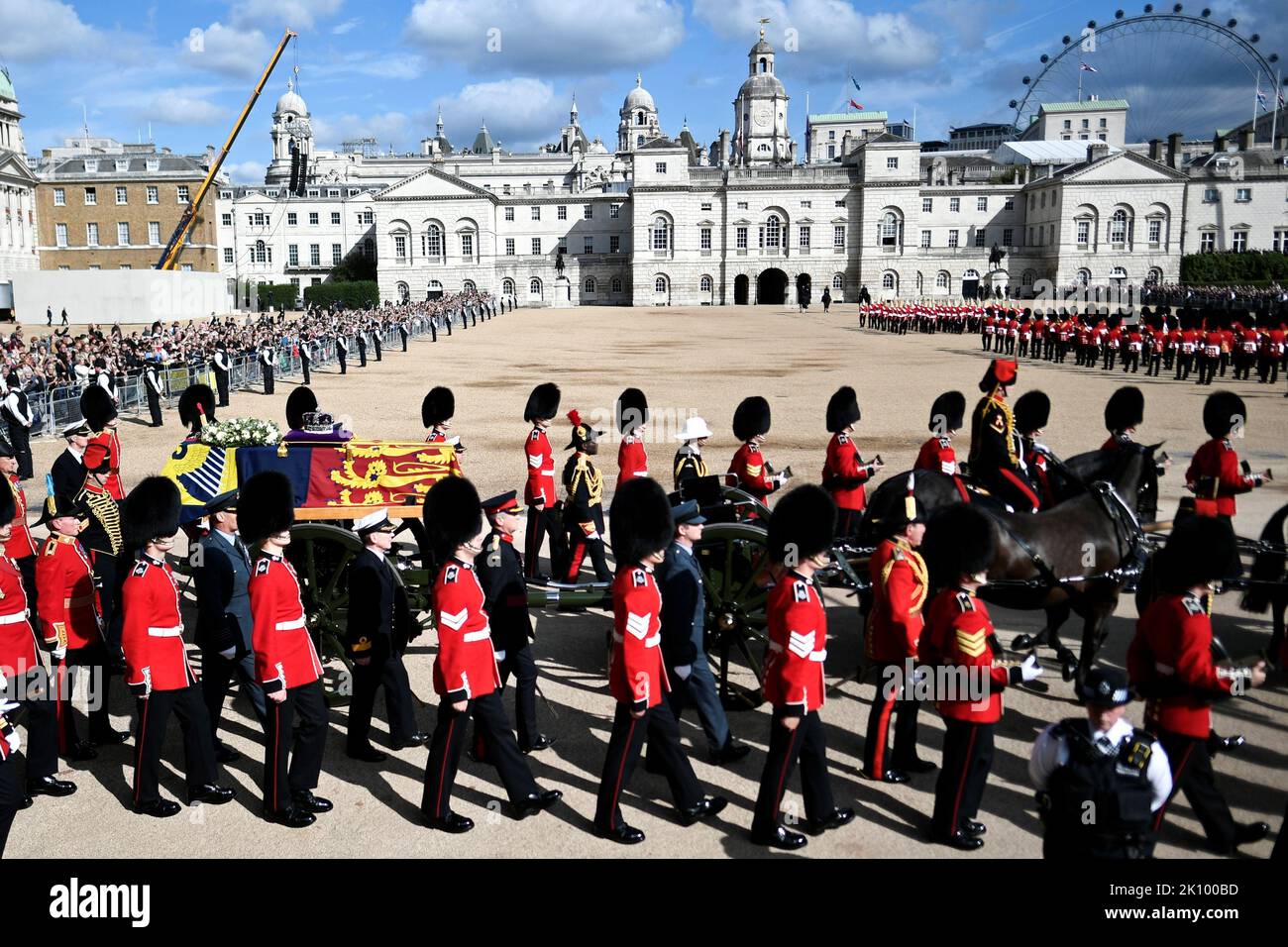 Der Sarg von Königin Elizabeth II, der im Royal Standard mit der darauf platzierten Imperial State Crown drapiert ist, wird auf einer Pferdekutsche der Königstruppe Royal Horse Artillery während der feierlichen Prozession vom Buckingham Palace zur Westminster Hall, London, getragen. Wo sie vor ihrer Beerdigung am Montag in einem Zustand liegen wird. Bilddatum: Mittwoch, 14. September 2022. Stockfoto